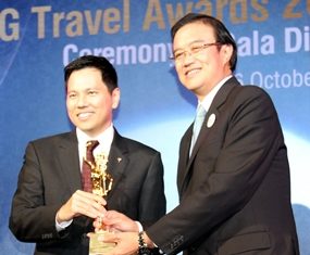 Jason Peck (Chief Executive Officer, FHI) receives the award at a Gala Dinner held at Centara Grand, Central World Bangkok on October 6, 2011.